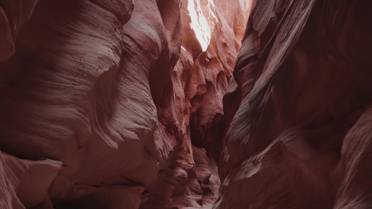 风景如画的深槽峡谷与波浪形和光滑的橙色红色石头岩壁视频素材