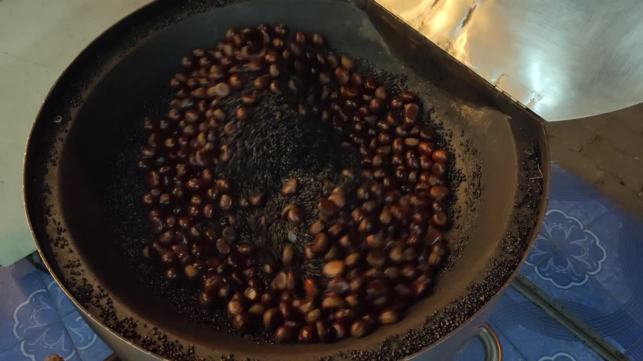 在食品市场的烤栗子视频素材