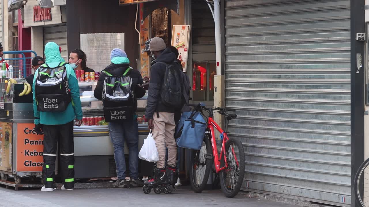 人们在餐馆前吃着外卖，人们走在街上视频素材