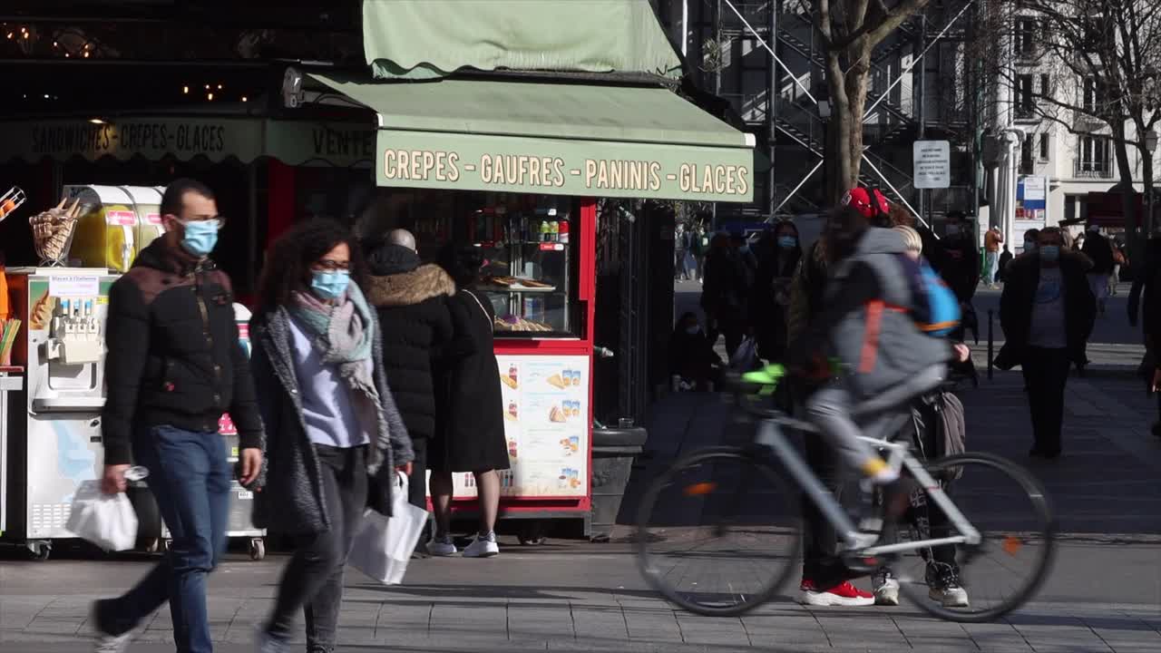 人们在餐馆前吃着外卖，人们走在街上视频素材