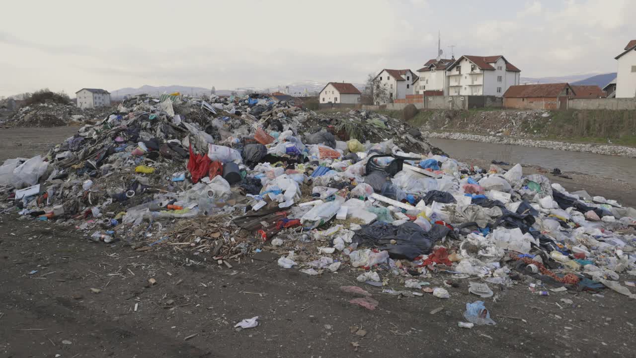 河附近陆地上有一堆垃圾视频素材