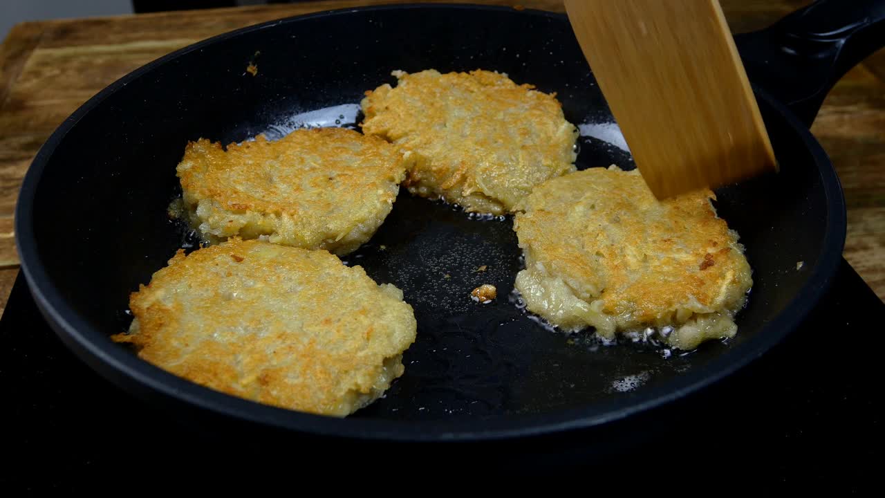 烤脆皮金土豆煎饼或deruny油炸在滚烫的油在煎锅。美味的draniki。视频素材