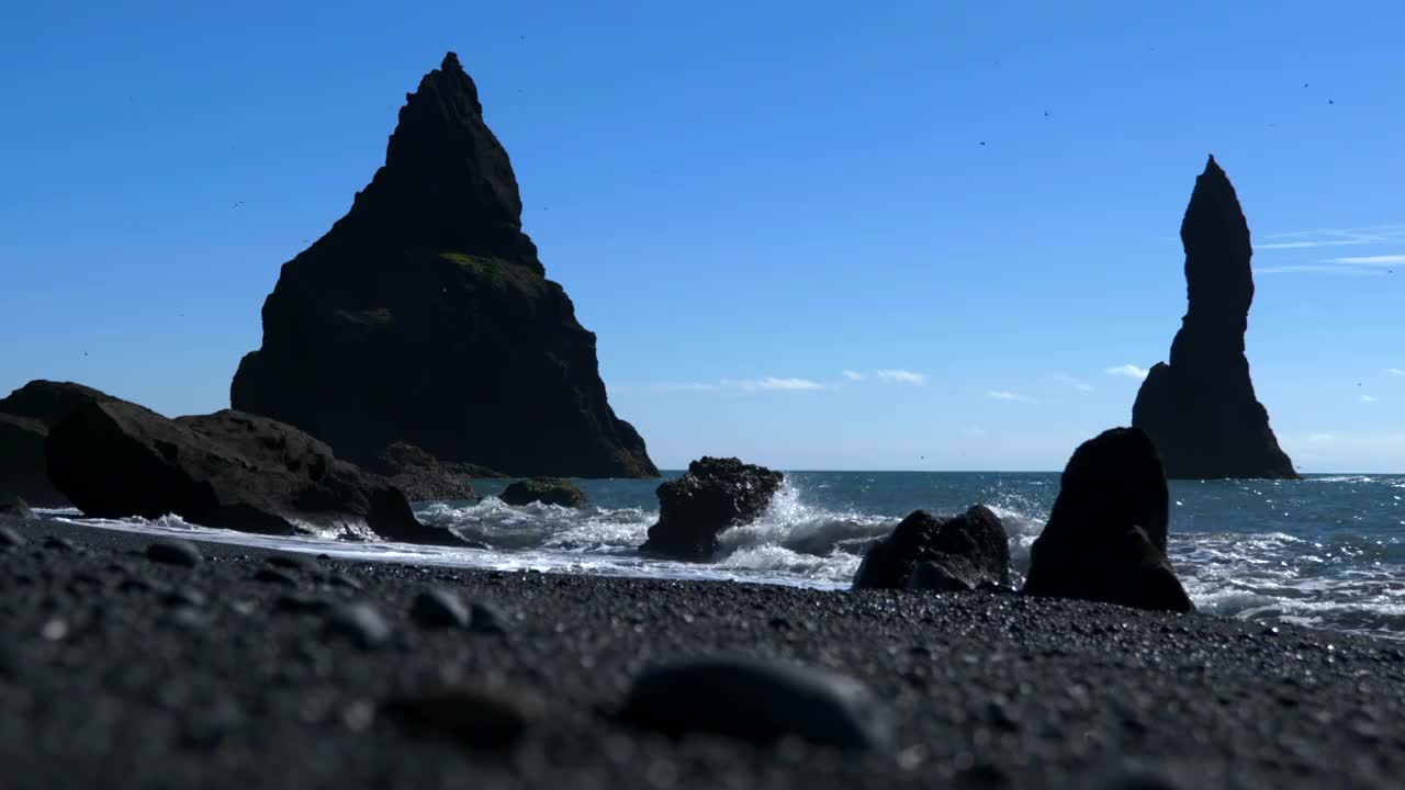 冰岛雷尼斯德拉加黑沙滩，玄武岩海堆视频素材