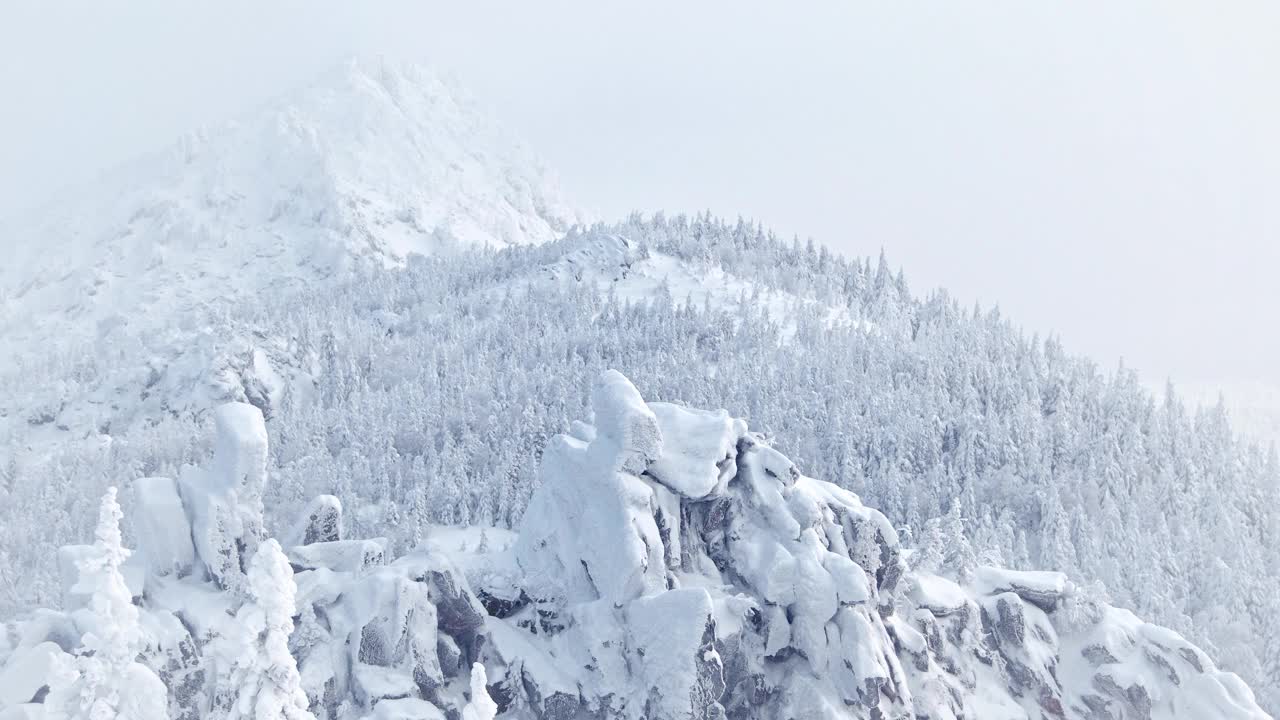 山顶下雪视频素材