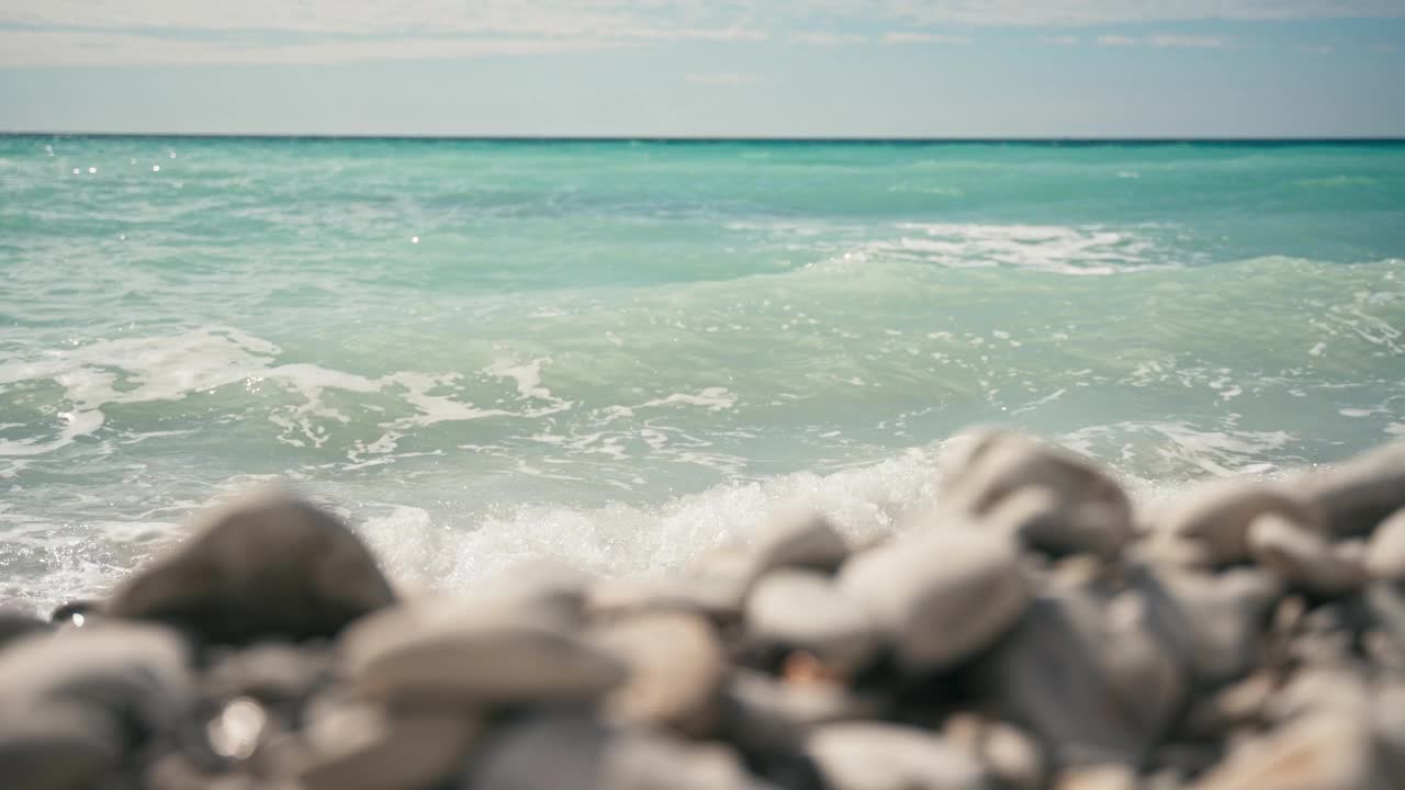 从海滩到海浪的极简特写镜头视频素材