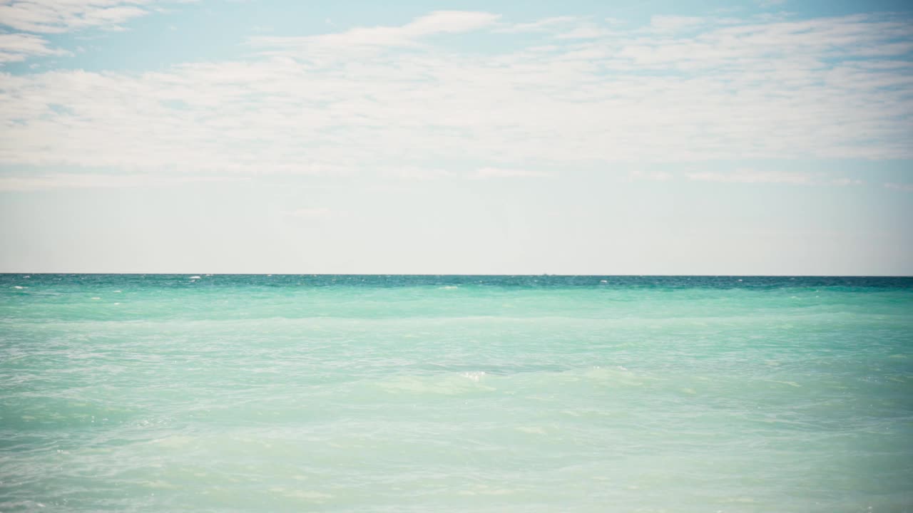 宁静的极简主义的海浪和云在一个晴朗的日子。视频素材