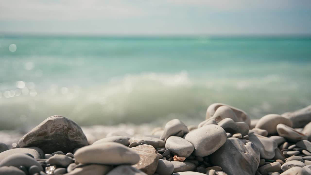 从海滩到海浪的极简特写镜头视频素材