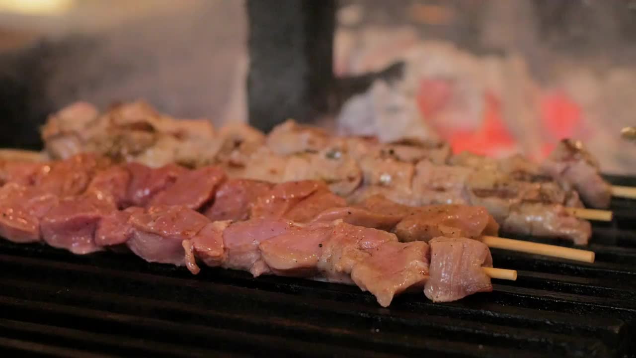 餐厅室内木炭烤架视频素材