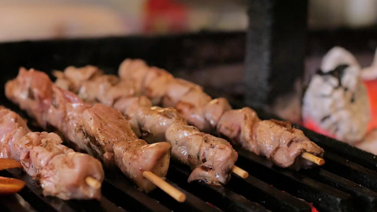 餐厅室内木炭烤架视频素材