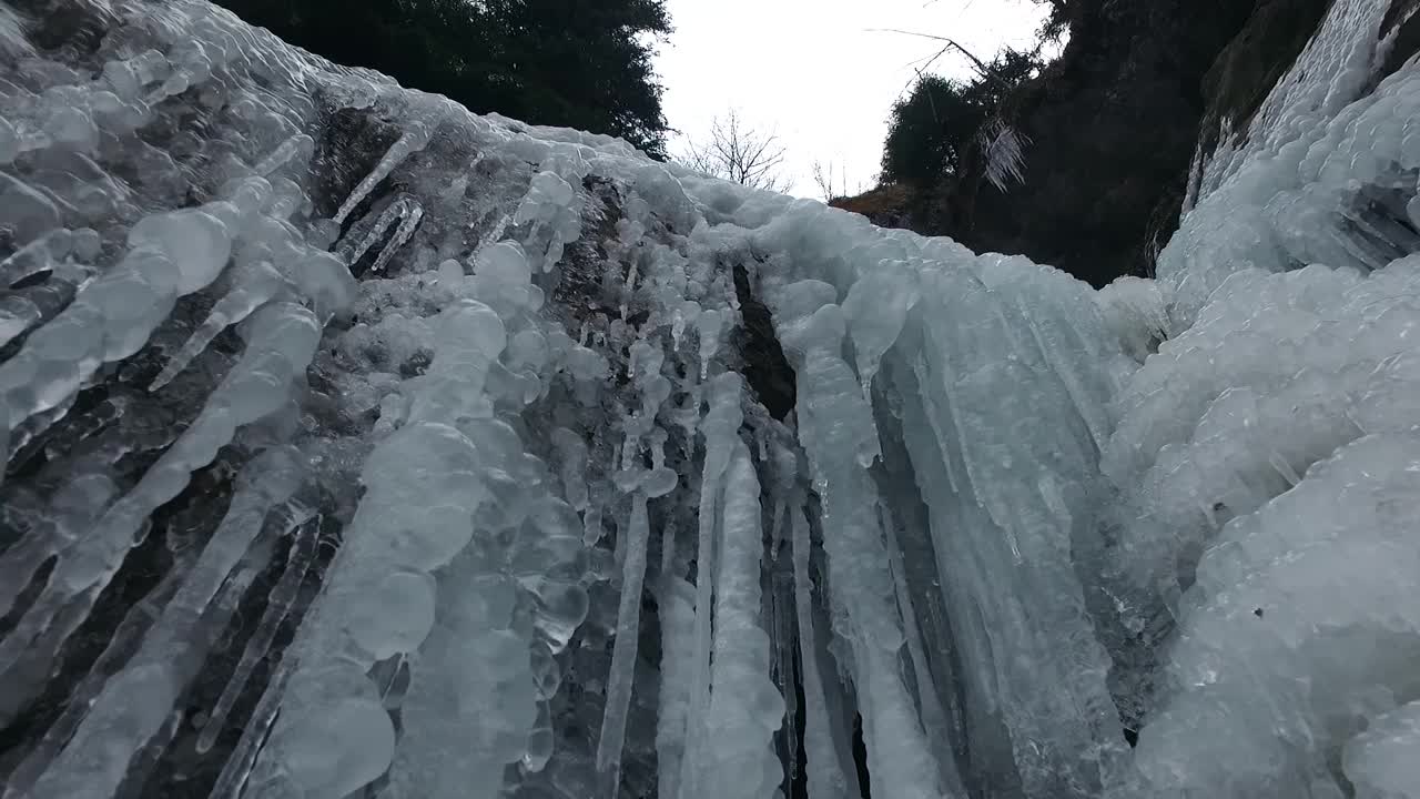 冰冻瀑布特写视频素材