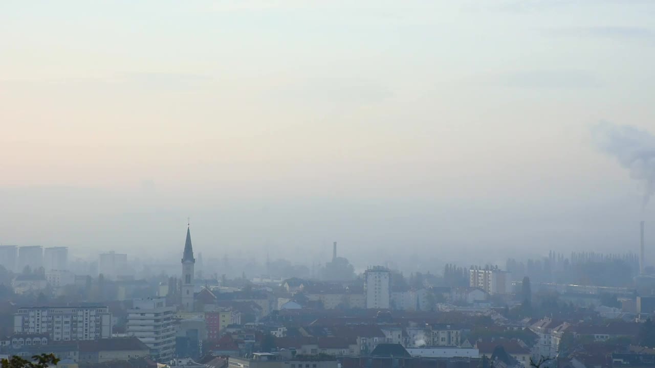 格拉茨的城市景观在寒冷的冬天的早晨，工业景观与热电厂和蒸汽冷却塔格拉茨，斯蒂里亚地区，奥地利，日出视频素材