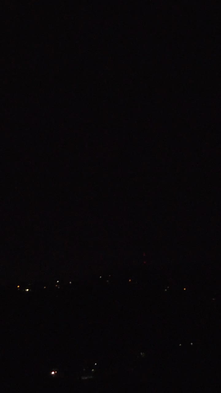 夜间打雷，垂直录像视频素材