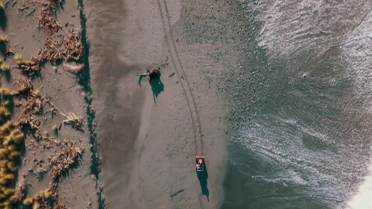 鸟瞰图沿海滩驾驶视频素材