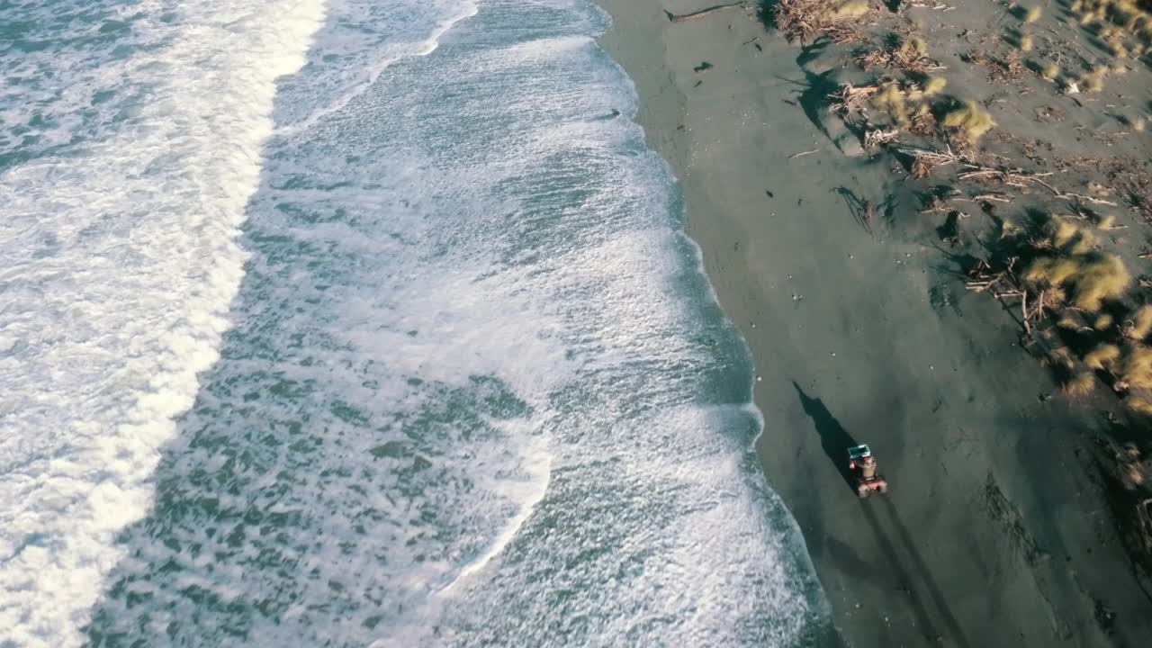 鸟瞰图沿海滩驾驶视频素材