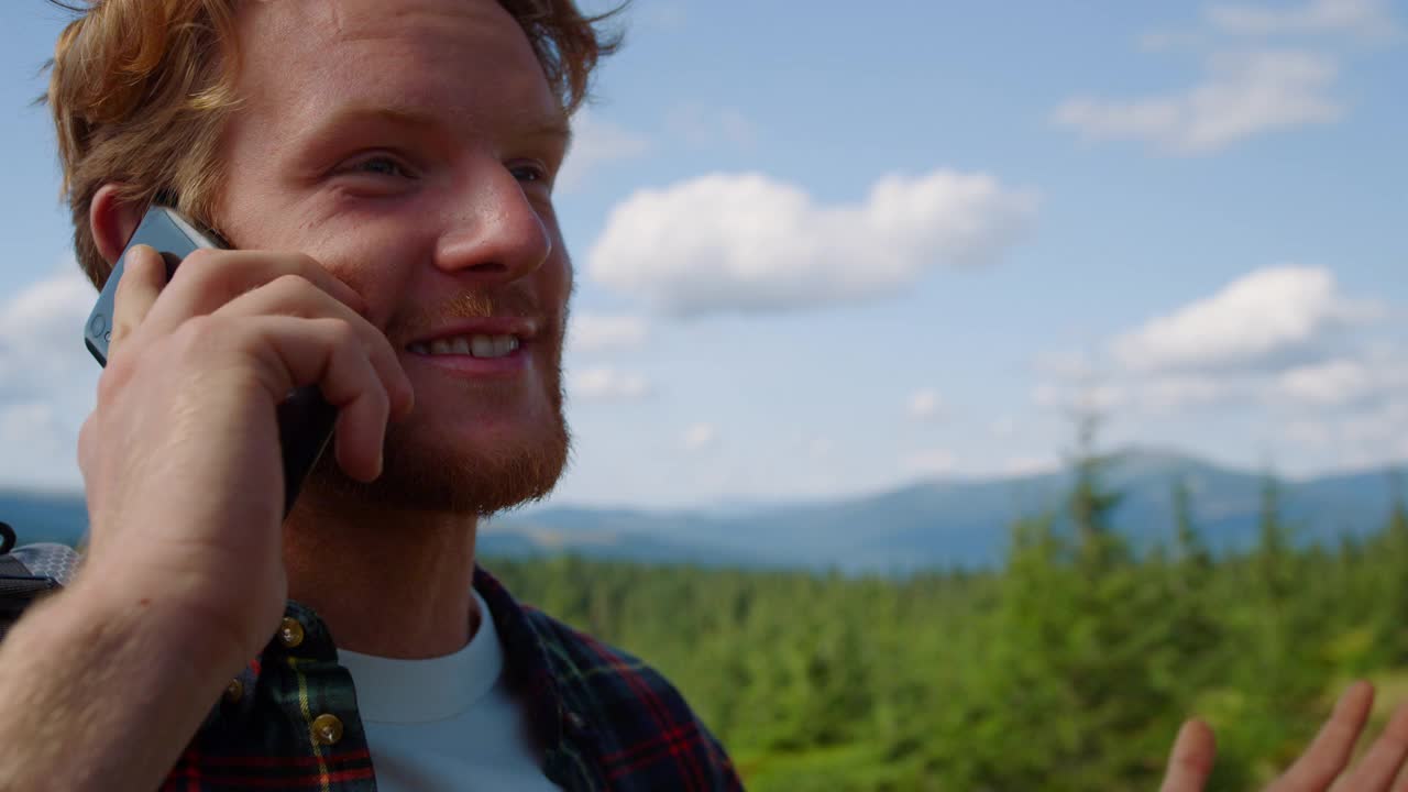 游客在山里用智能手机聊天。情绪化的男人在打手势视频素材