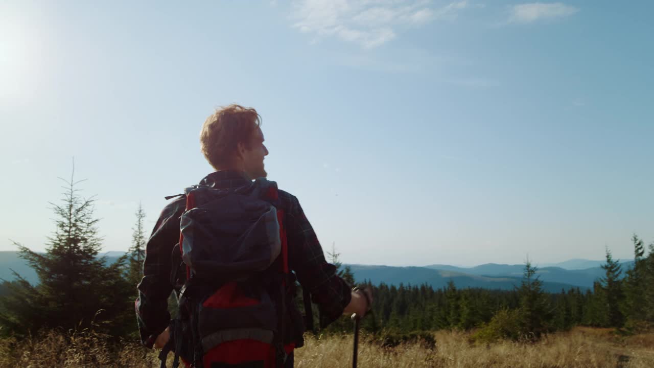 登山时举起双手的人。快乐的徒步旅行者感受自由视频素材