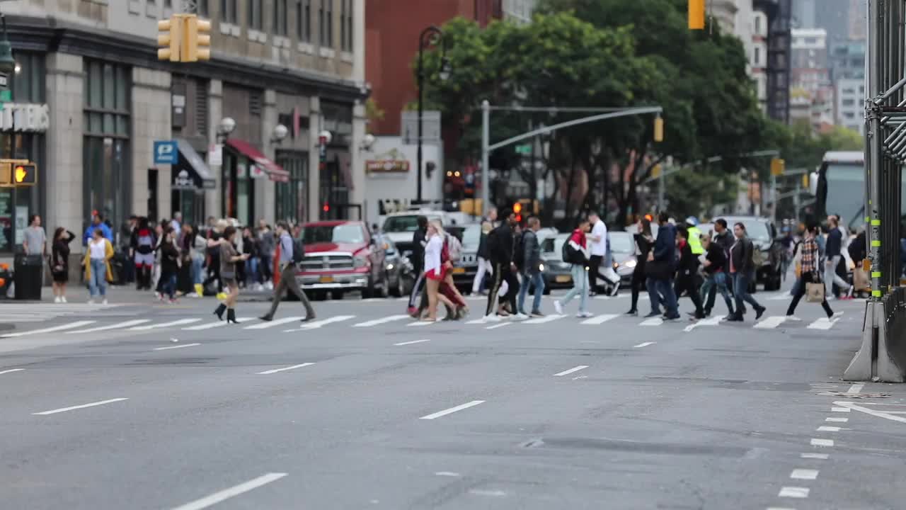 在纽约曼哈顿，模糊的行人过马路。交通和出租车，公共交通背景视频素材