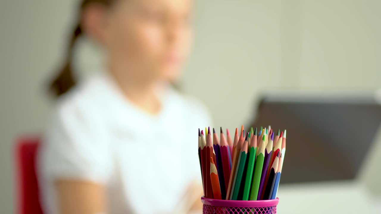 可爱的孩子使用笔记本电脑进行教育，在线学习，在家学习。女孩有家庭作业在家上学。视频素材