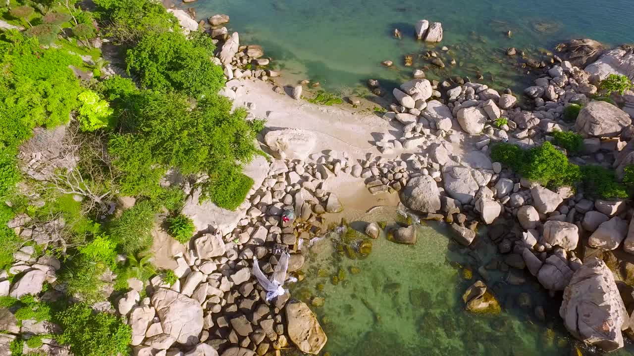 芽庄冲岩，芽庄海滩，芽庄，金华，越南视频素材