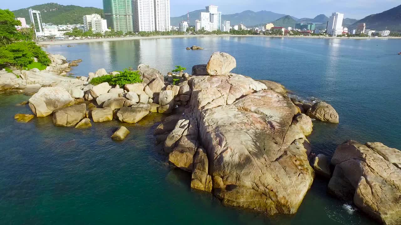 芽庄冲岩，芽庄海滩，芽庄，金华，越南视频素材