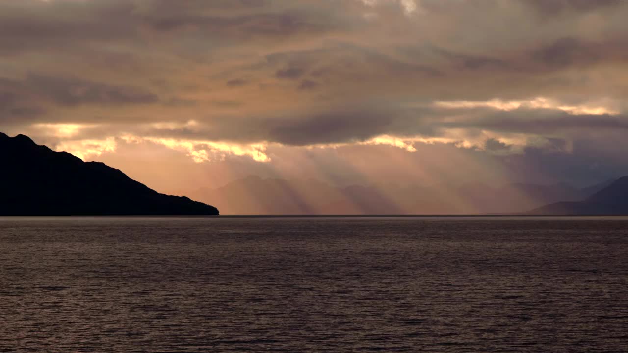 智利火地岛麦哲伦海峡海面上的日落视频下载