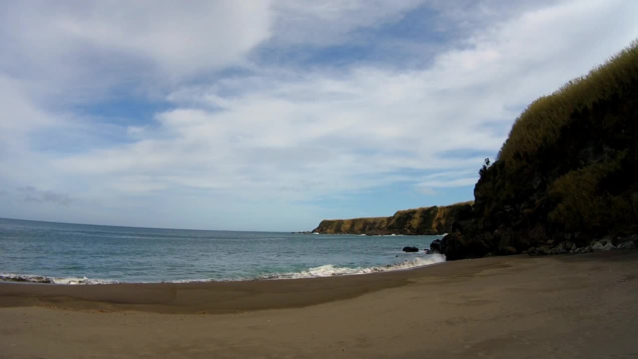 海浪在大西洋，海滩在圣米格尔岛，亚速尔群岛旅游目的地。视频素材