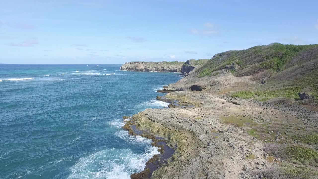 向前猛冲的无人机在岩石嶙峋的海岸线上拍下海浪(1)视频素材