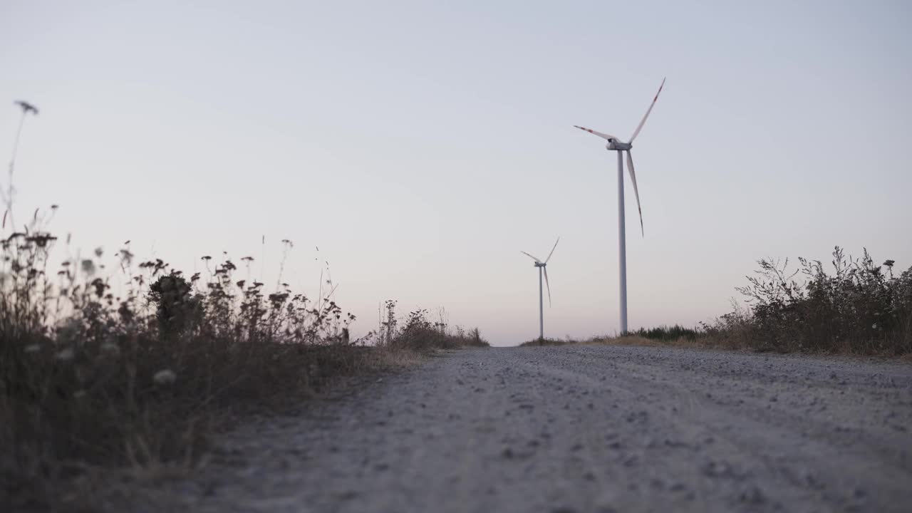 风力涡轮机在地面上发电视频下载