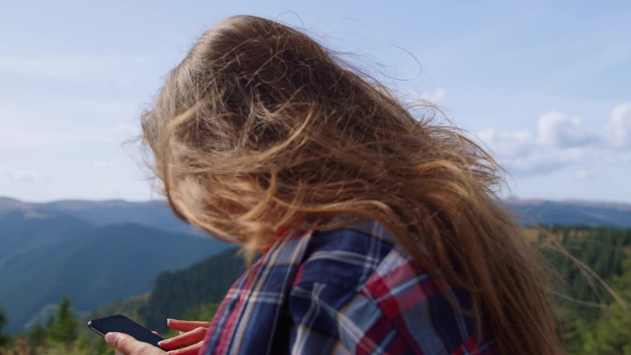 女人用智能手机上网。女孩在手机上看好消息视频素材