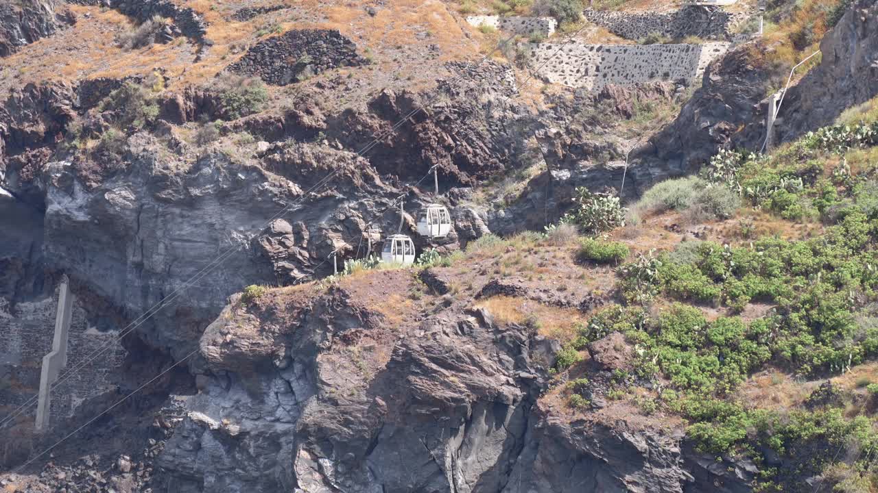 连接菲拉港和小镇的圣托里尼空中缆车视频素材