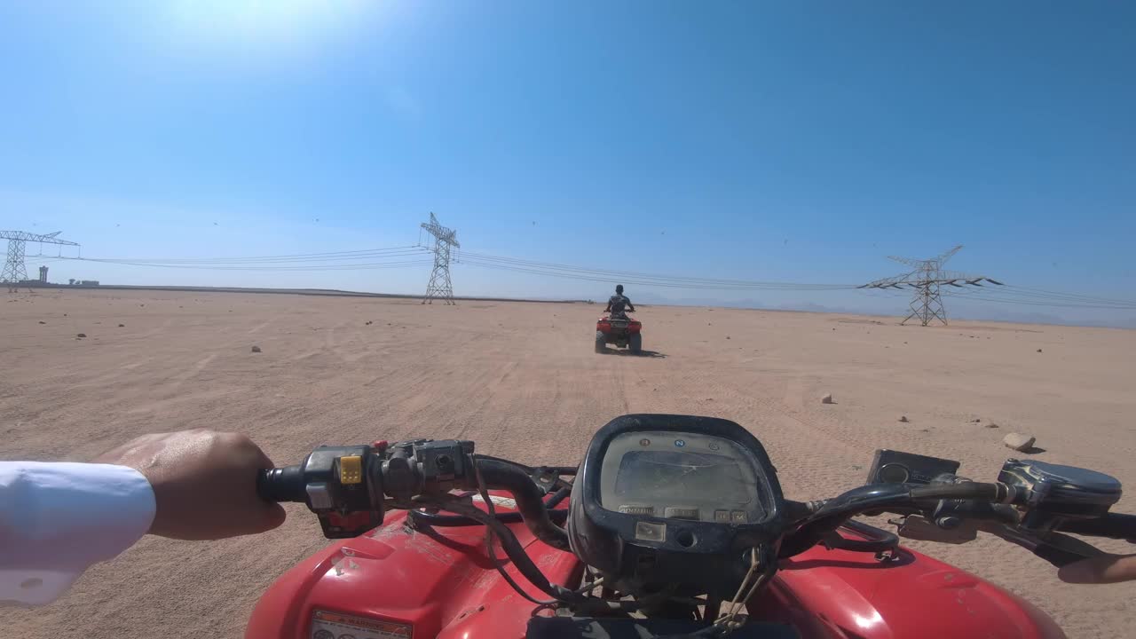 越野道路ATV驾驶沙漠POV视频素材