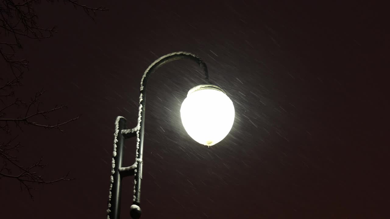 落在路灯背景上的雪花视频素材