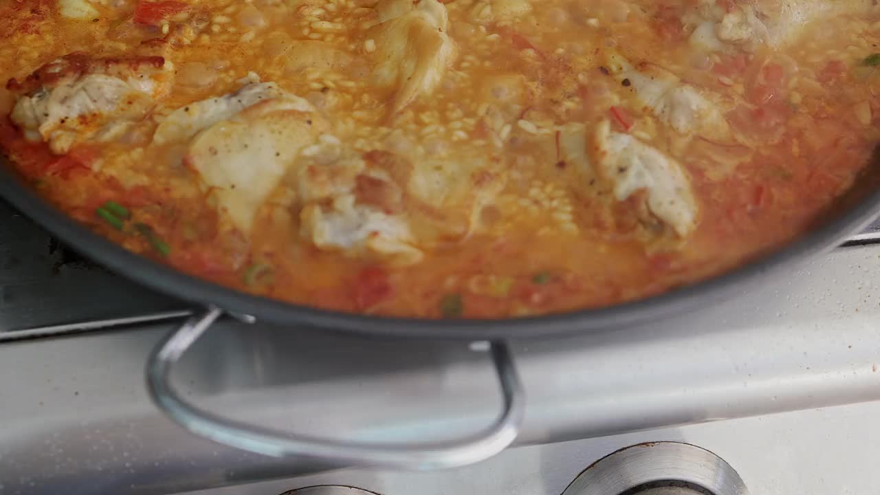 鸡肉肉菜饭的细节视频素材