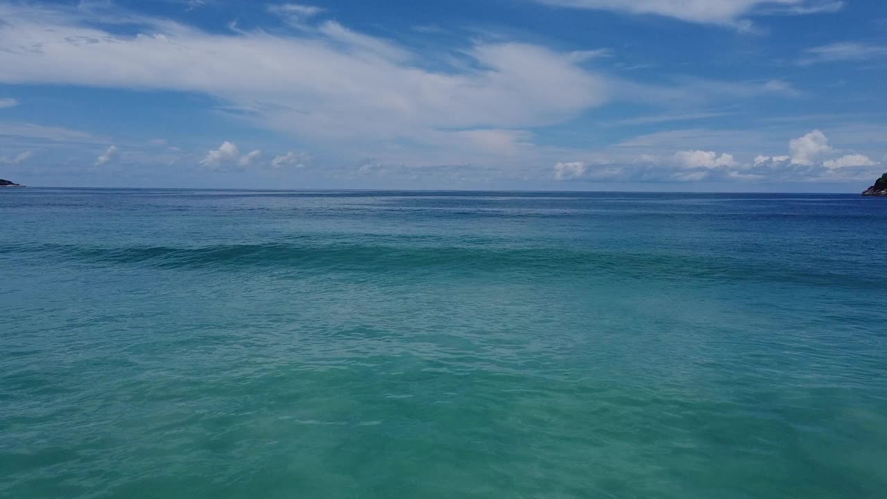 普吉岛海滩海，海滩海在夏天的阳光。泰国普吉岛卡塔海滩。视频素材