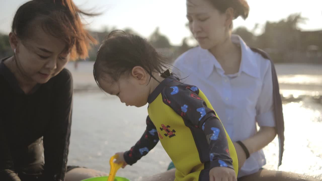 快乐的亚洲家庭一起在海里嬉戏视频素材