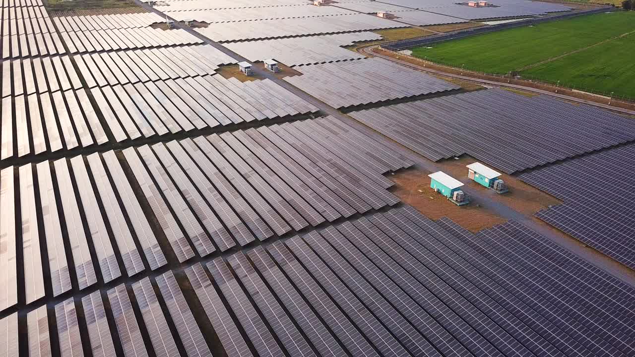 能源站太阳能电池板鸟瞰图视频素材