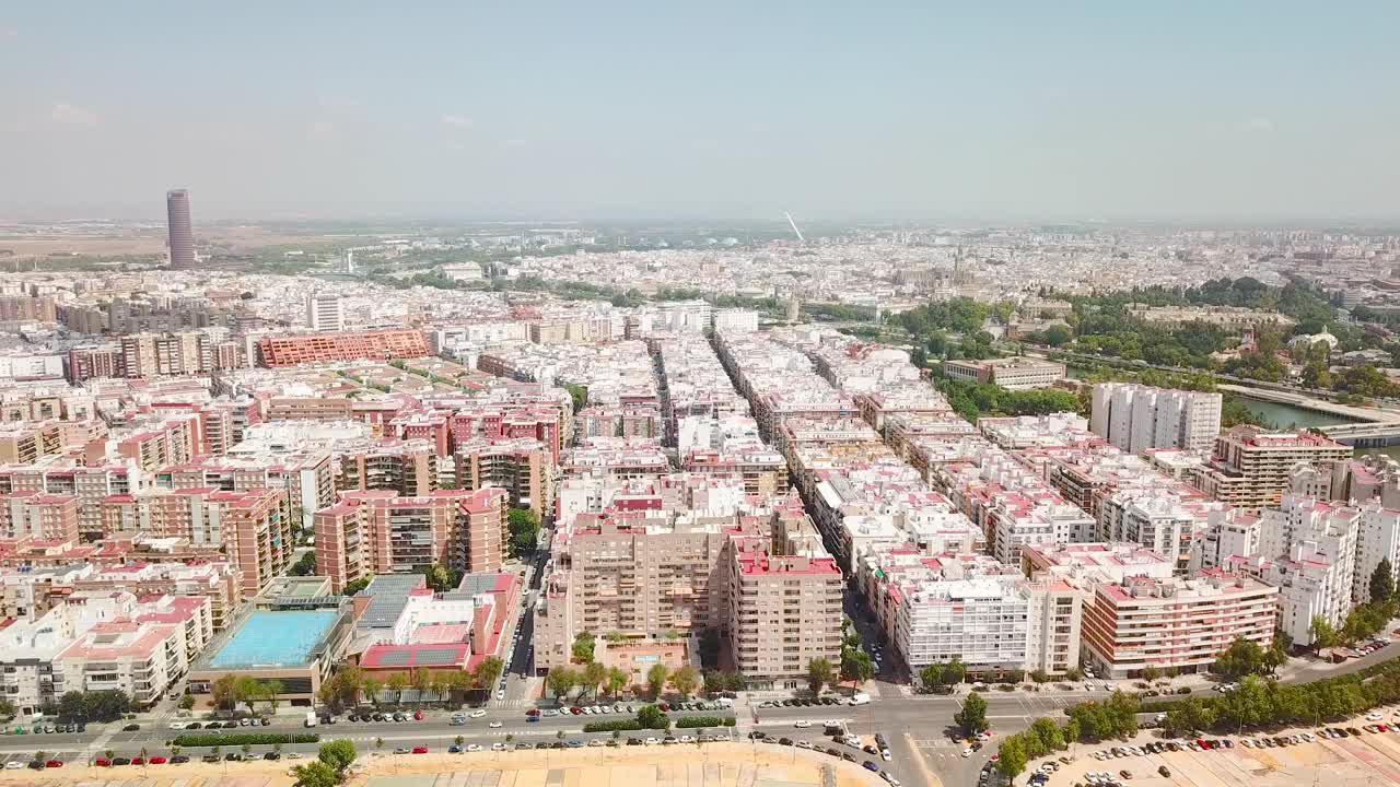 鸟瞰图塞维利亚市，首都Andalucía。在建筑物上空飞行，屋顶的景色视频素材