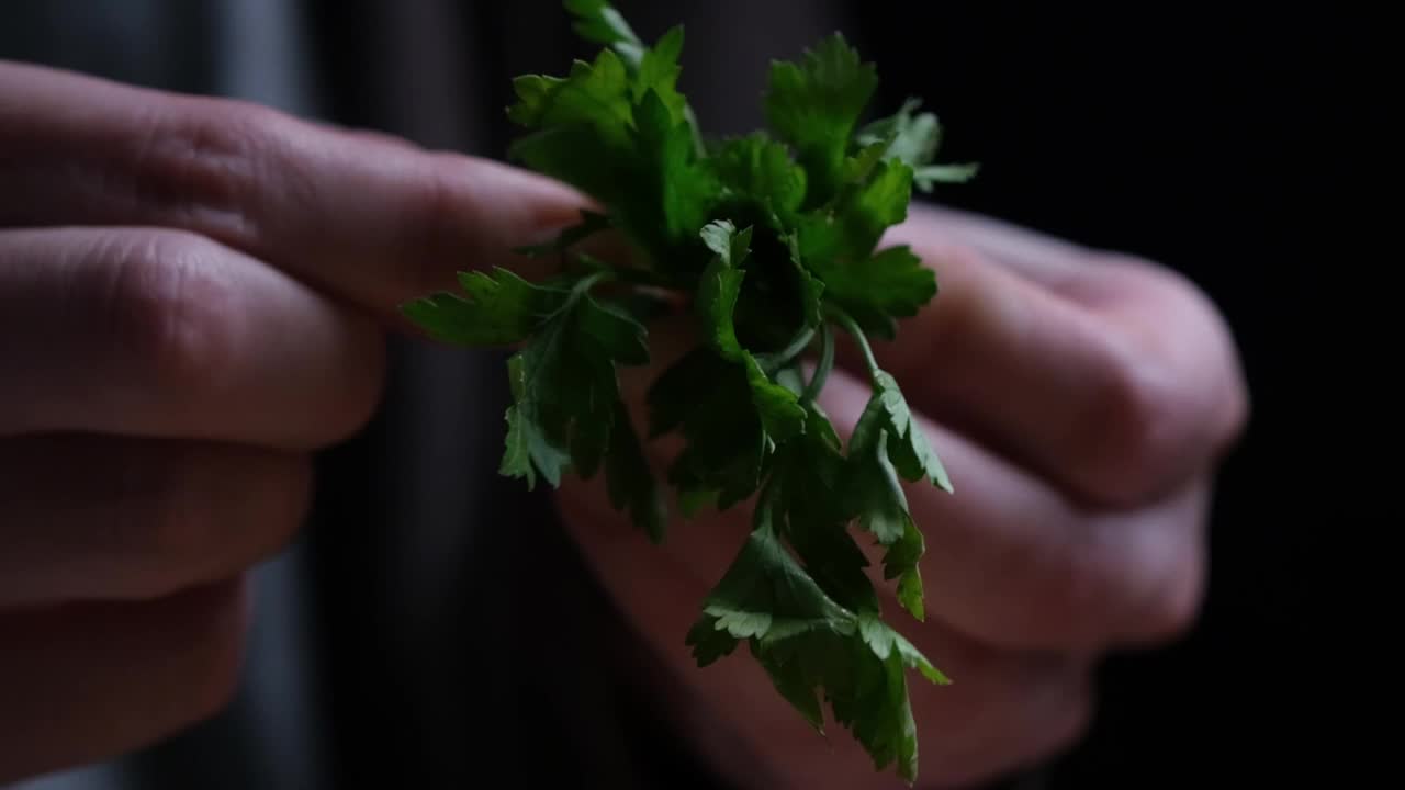 吃熏肉和鸡蛋，配吐司和茶视频素材