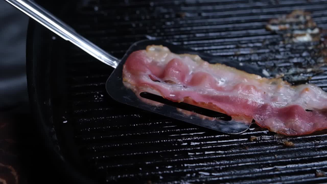 吃熏肉和鸡蛋，配吐司和茶视频素材