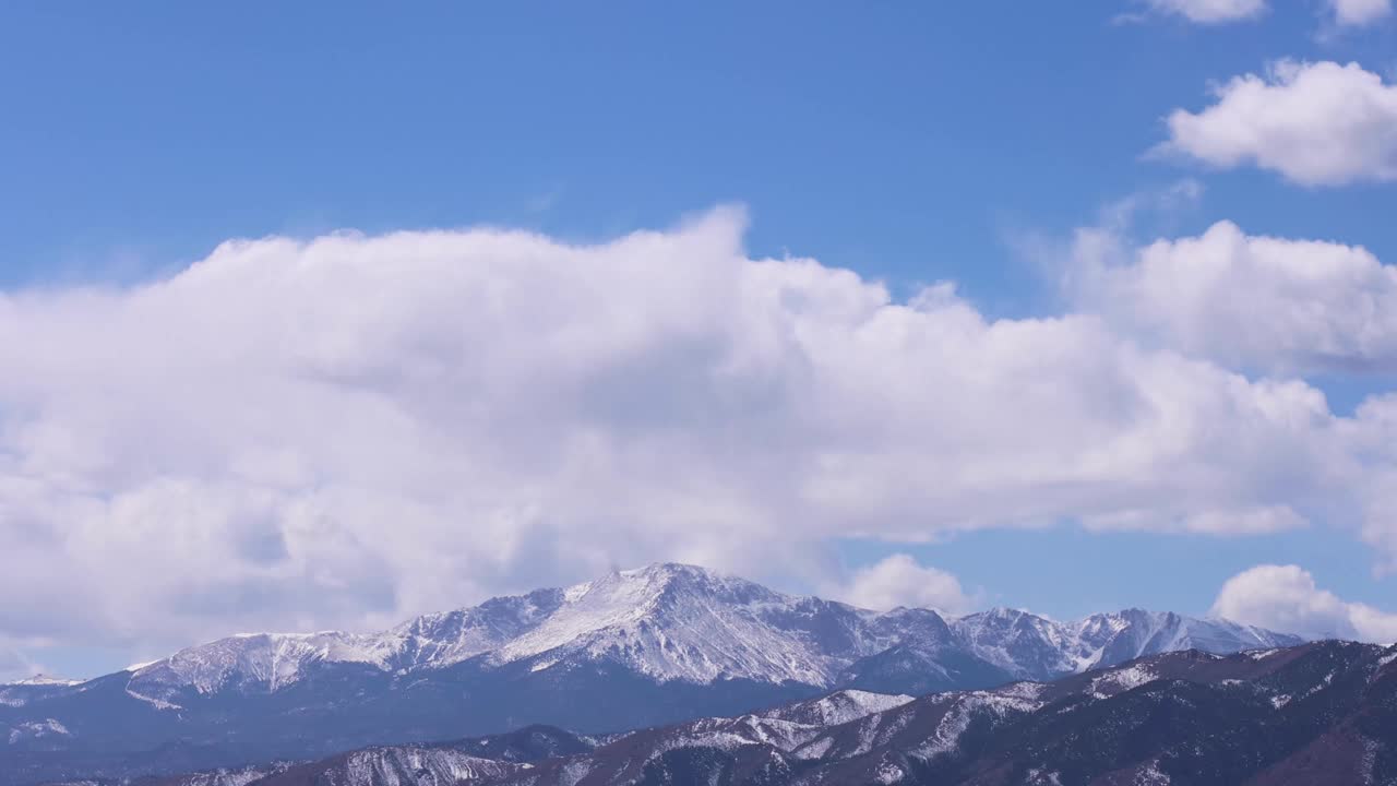 科罗拉多远山上的云的时间流逝视频素材