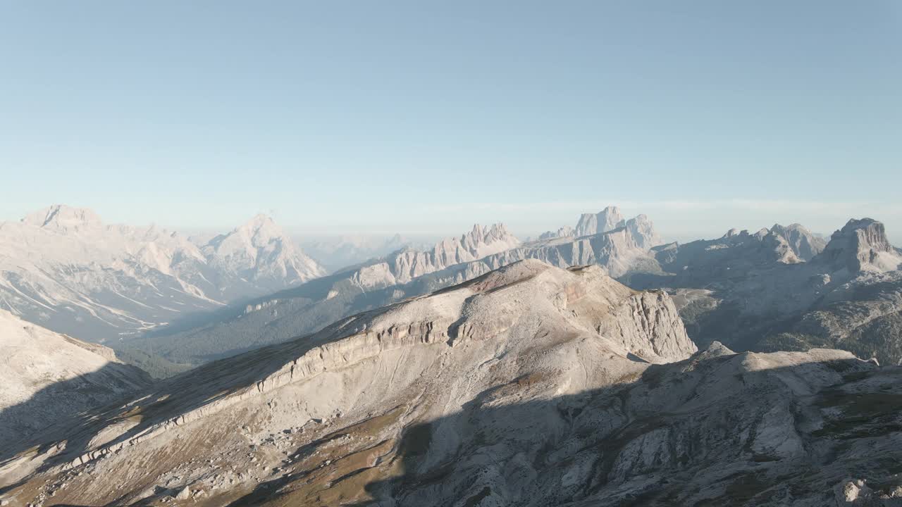 高空无人机在高山山峰日落的视图视频素材