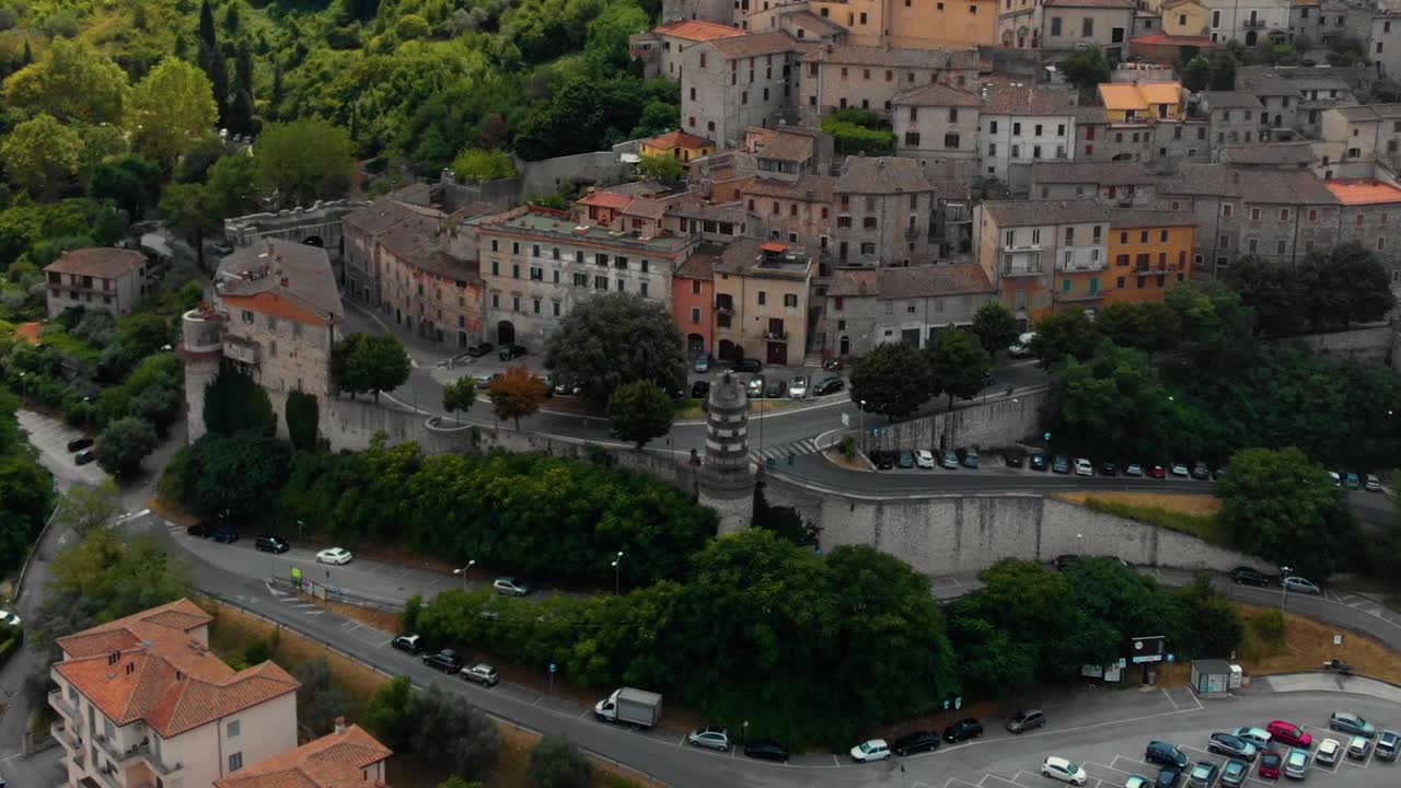 鸟瞰图的纳尔尼(Terni，翁布里亚，意大利)，中世纪的城市，具有丰富的历史。山顶上的石头房子。令人难以置信的观点。夏天的一天。欧洲旅行和度假的概念视频素材