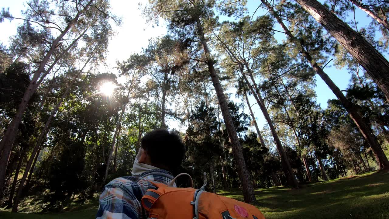 背着面具在山上徒步旅行的人视频素材