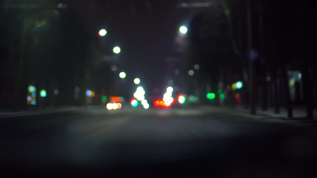 夜间城市的车流，车里装着摄像头。暗模糊背景上的散景视频素材