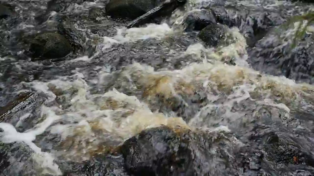 波涛汹涌的河流岩石的急流琥珀色的水视频素材