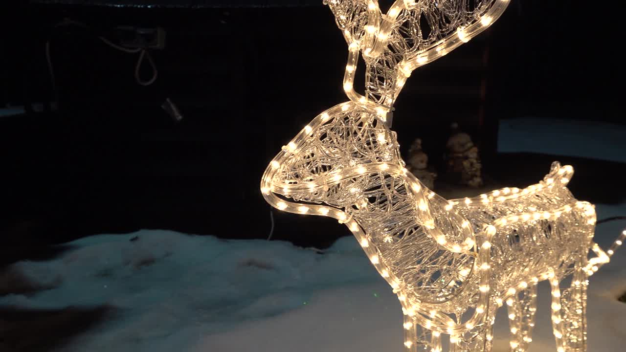 新年的圣诞装饰是用花环做成的雪橇鹿视频素材