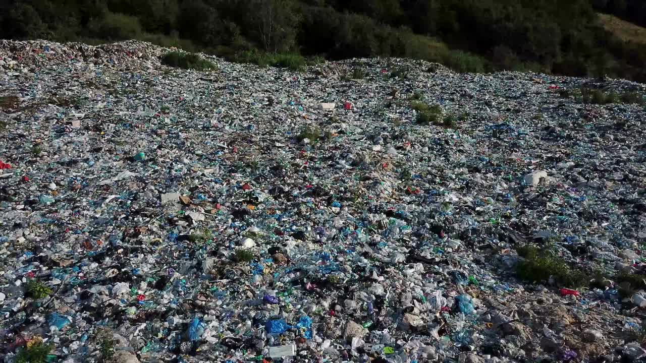 海洋垃圾、垃圾填埋场、海洋带来的垃圾、垃圾平台。环境污染与环境灾难的概念。视频素材