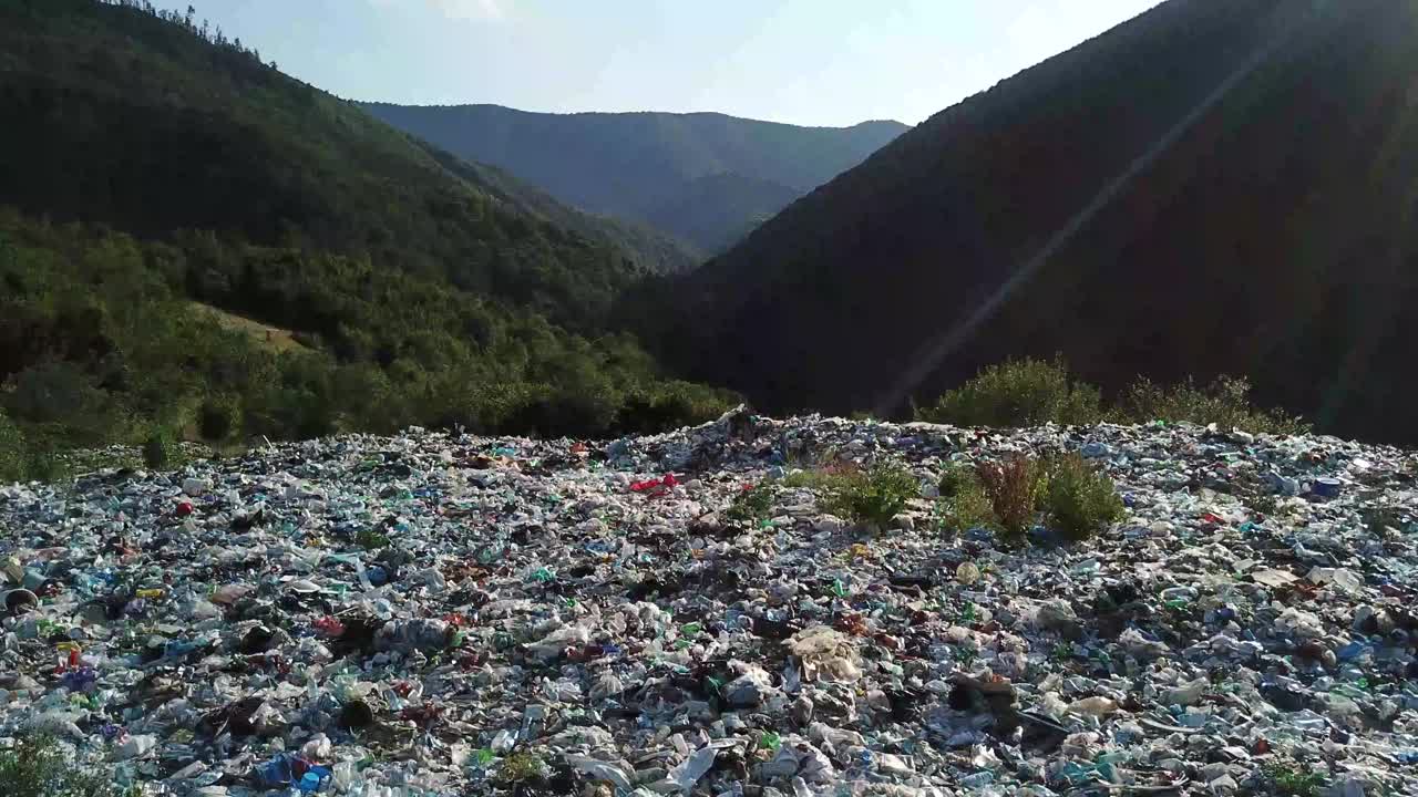 海洋垃圾、垃圾填埋场、海洋带来的垃圾、垃圾平台。视频素材