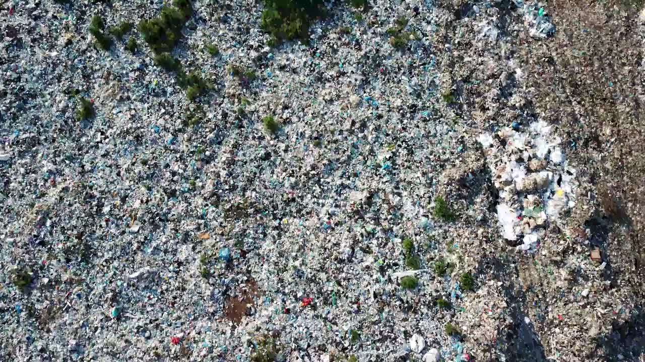 海洋垃圾、垃圾填埋场、海洋带来的垃圾、垃圾平台。视频素材