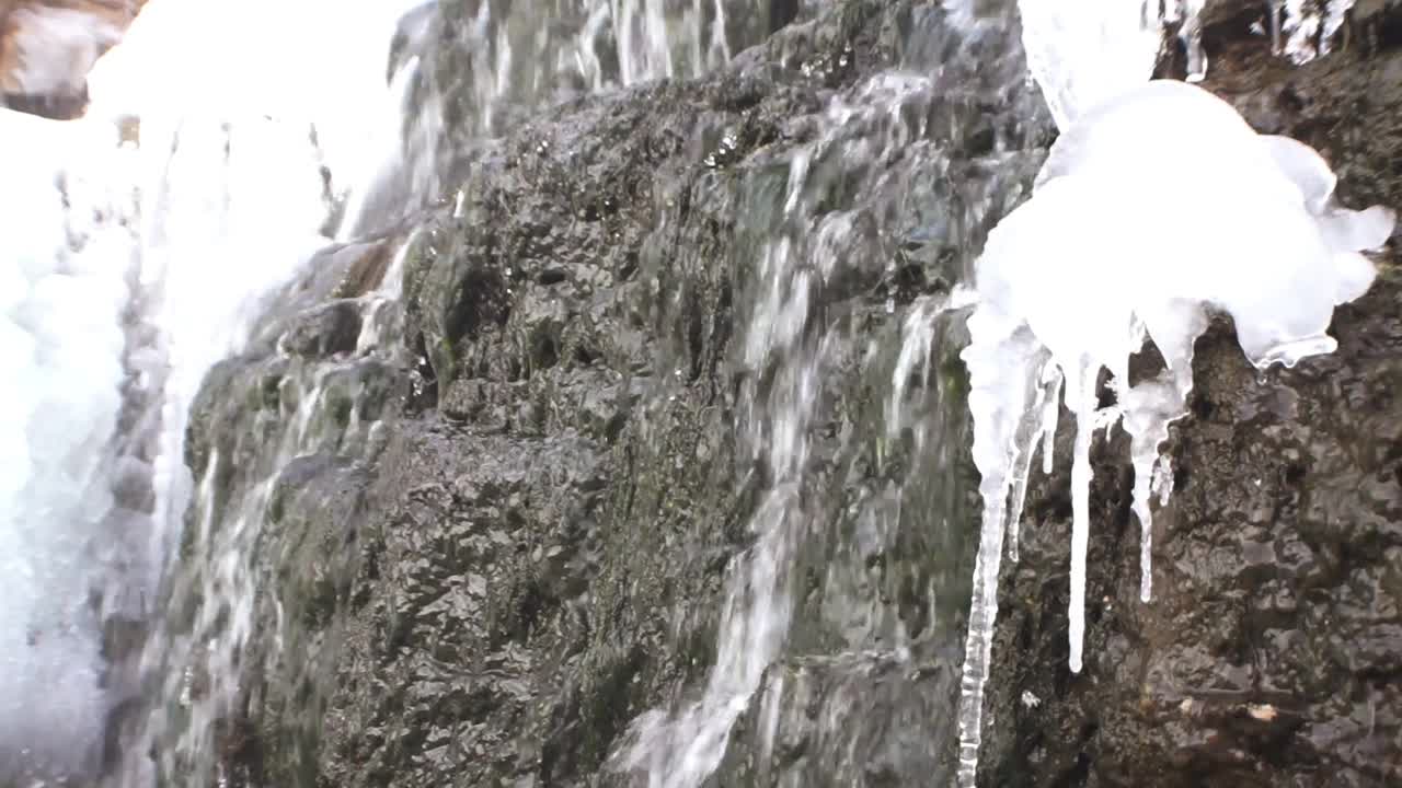 冬天边缘有冰柱和雪的小瀑布视频素材